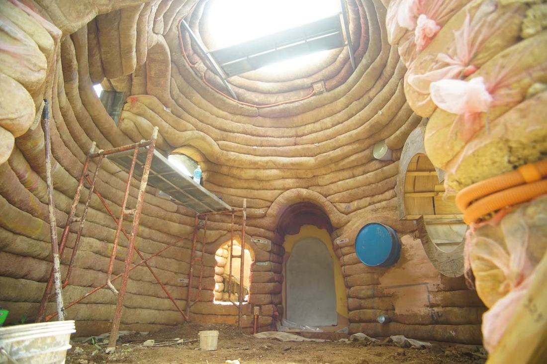 アースバッグを積み上げた建物の内部。土を詰めた袋が層になって見える